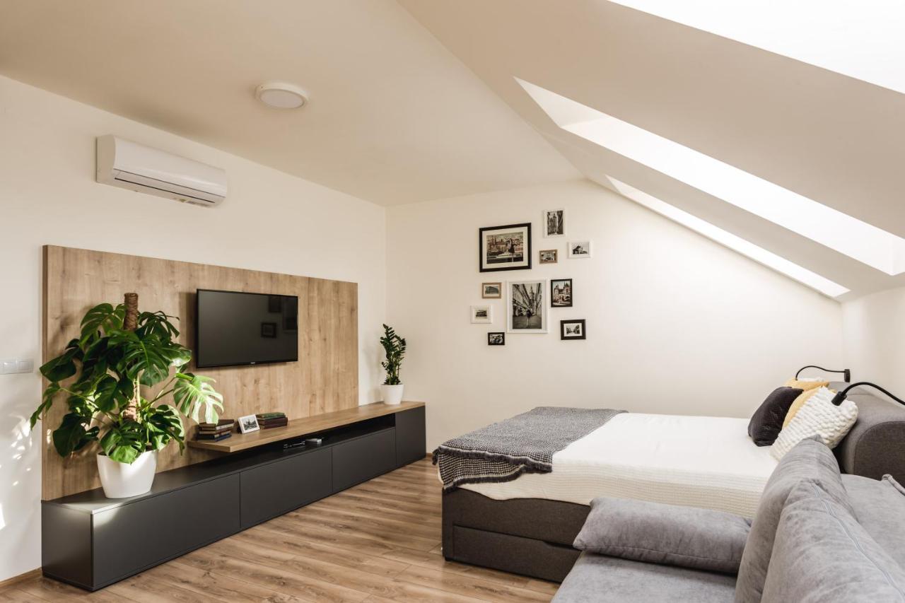 Flexihome Sk - Komenskeho - Private Parking Spot - Ultra Modern And Stylish كَشّا المظهر الخارجي الصورة
