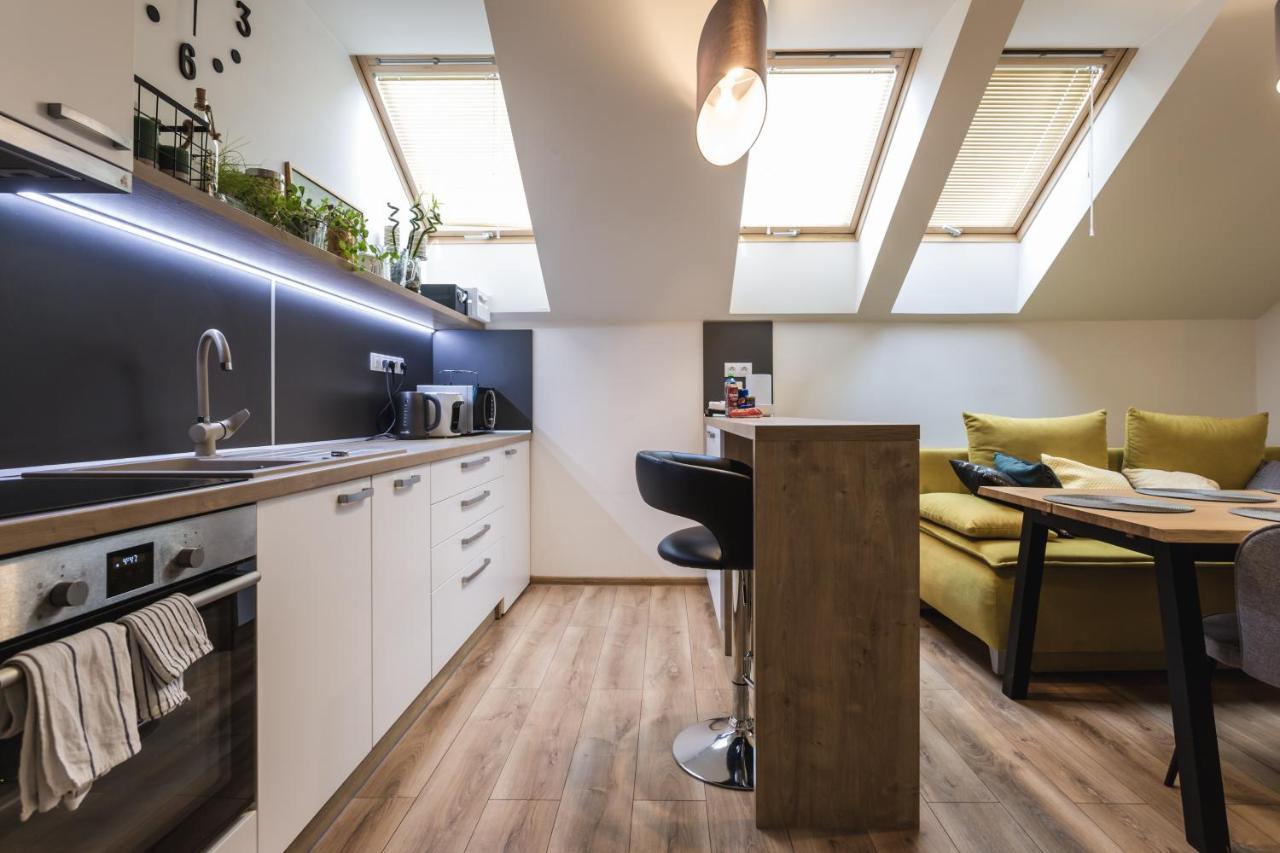 Flexihome Sk - Komenskeho - Private Parking Spot - Ultra Modern And Stylish كَشّا المظهر الخارجي الصورة